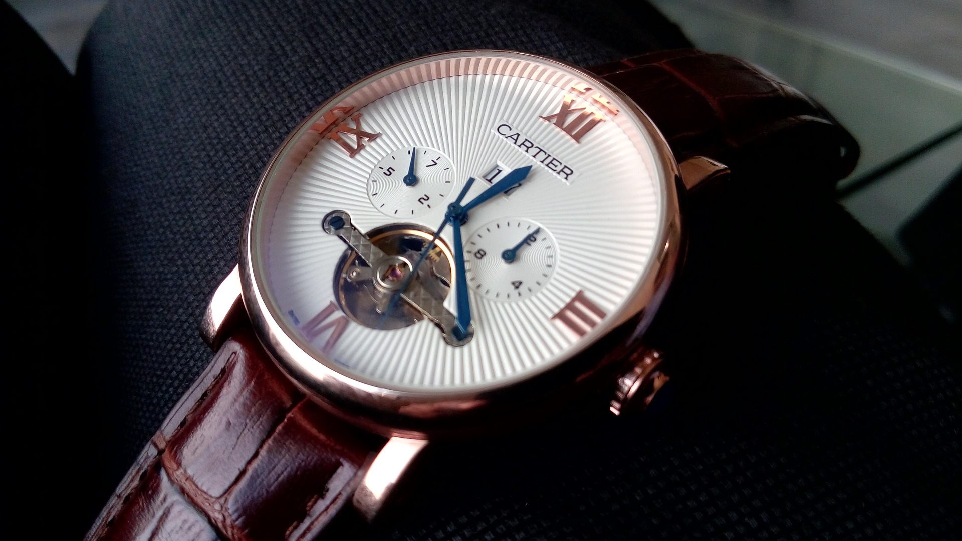 カルティエの腕時計はメンズこそ持つべきアイテム 定番モデルや